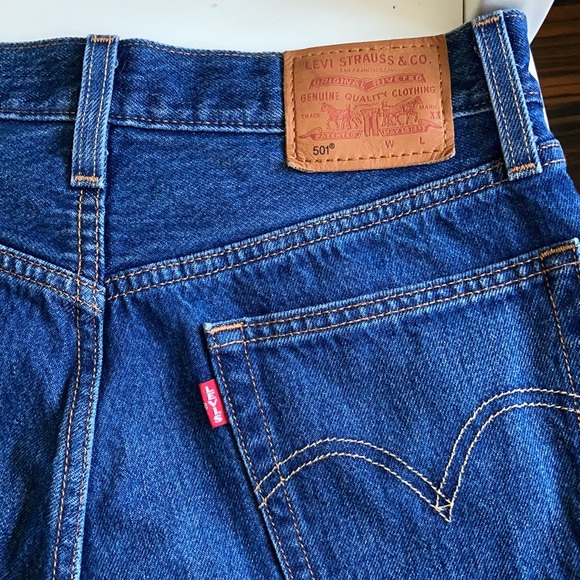 SOLD - LIKE NEW Levi’s 501 Distressed Raw Hem Crop Jeans - Picture 5 of 13